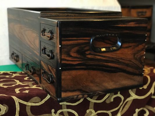 黒柿の江戸長火鉢　象牙の釘が実にめずらしい。