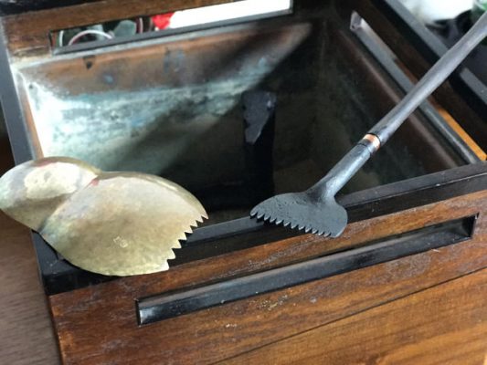 骨董の火鉢と火箸と、金沢のだるま灰均し