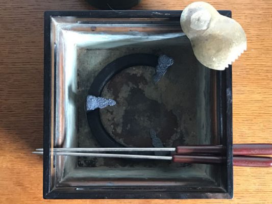 骨董の火鉢と火箸と、金沢のだるま灰均し