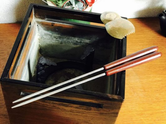 骨董の火鉢と火箸と、金沢のだるま灰均し