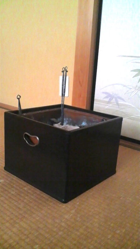 黒檀の手あぶり火鉢