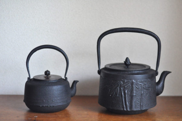 修理の終わった2つの鉄瓶