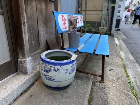 千住の懐かしい路地とメダカ火鉢