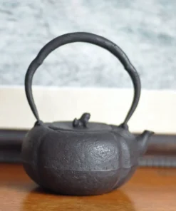 たたら製鉄でつくった砂鉄の鉄瓶　阿古陀鉄瓶