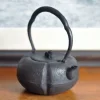 たたら製鉄でつくった砂鉄の鉄瓶　阿古陀鉄瓶
