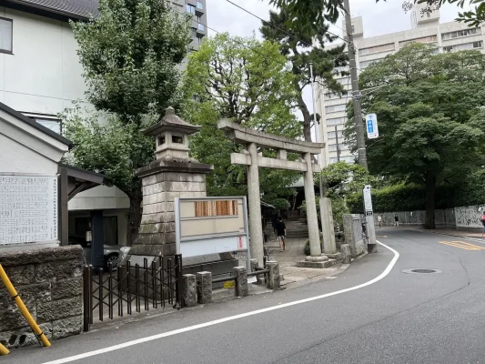 広尾稲荷神社さん-の入り口 鳥居