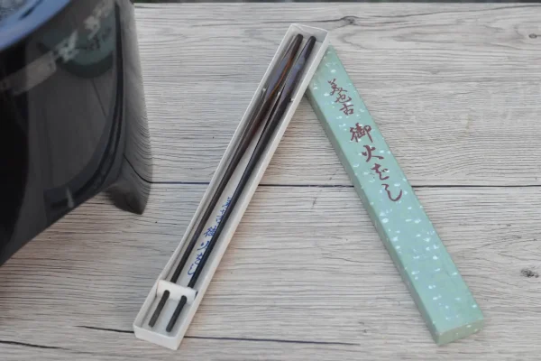 銀の象嵌のはいった塗りの手あぶり火鉢の画像。京火鉢