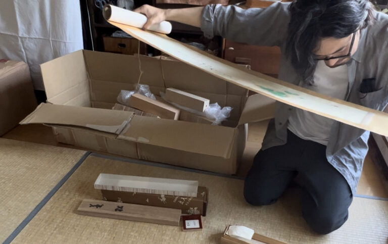 掛軸を査定している様子