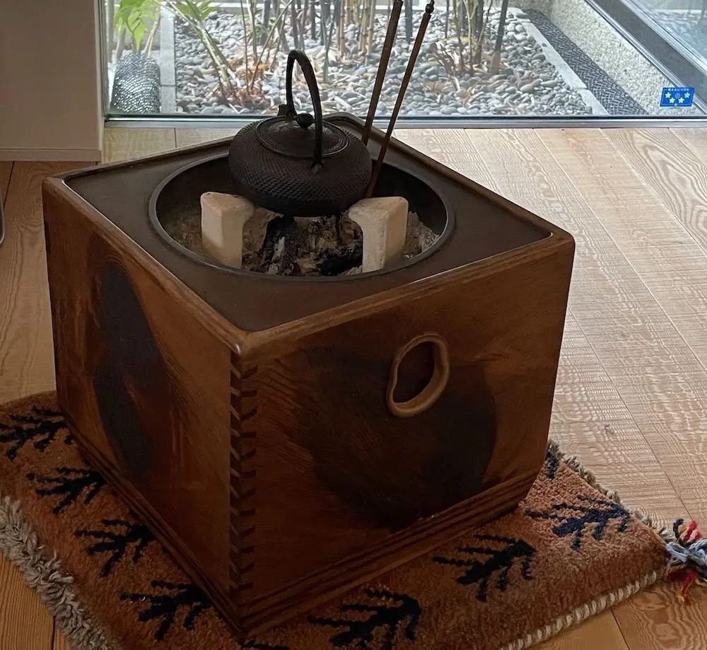 香木で作られた火鉢