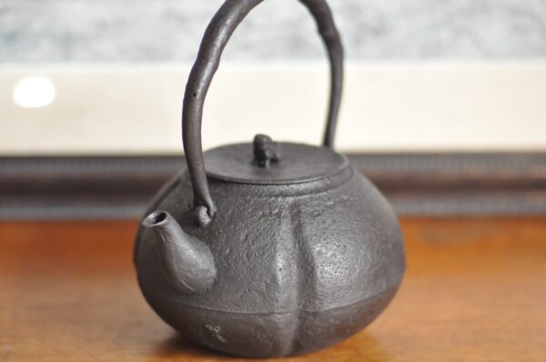 たたら製鉄　砂鉄の鉄瓶「阿古陀」小瓶