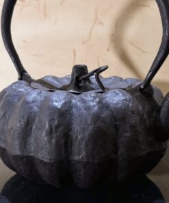 Alternative view of 江戸時代のかぼちゃ鉄瓶を砂鉄で復刻「たたら製鉄」