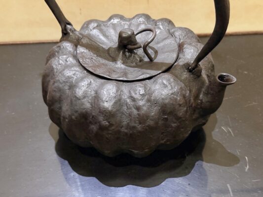 たたら製鉄　砂鉄の鉄瓶「かぼちゃ」