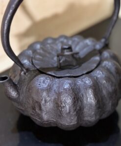 たたら製鉄でつくった砂鉄の鉄瓶。江戸時代の伝説の鉄瓶を復刻