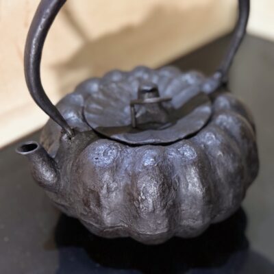 たたら製鉄でつくった砂鉄の鉄瓶。江戸時代の伝説の鉄瓶を復刻