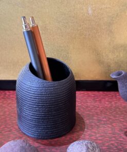 タタラ製鉄でつくった砂鉄のペン立て