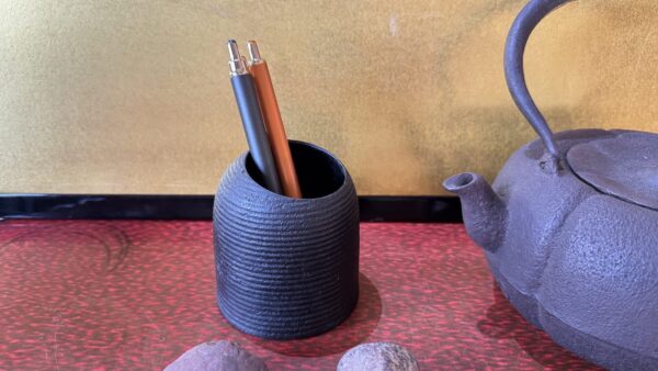 タタラ製鉄でつくった砂鉄のペン立て